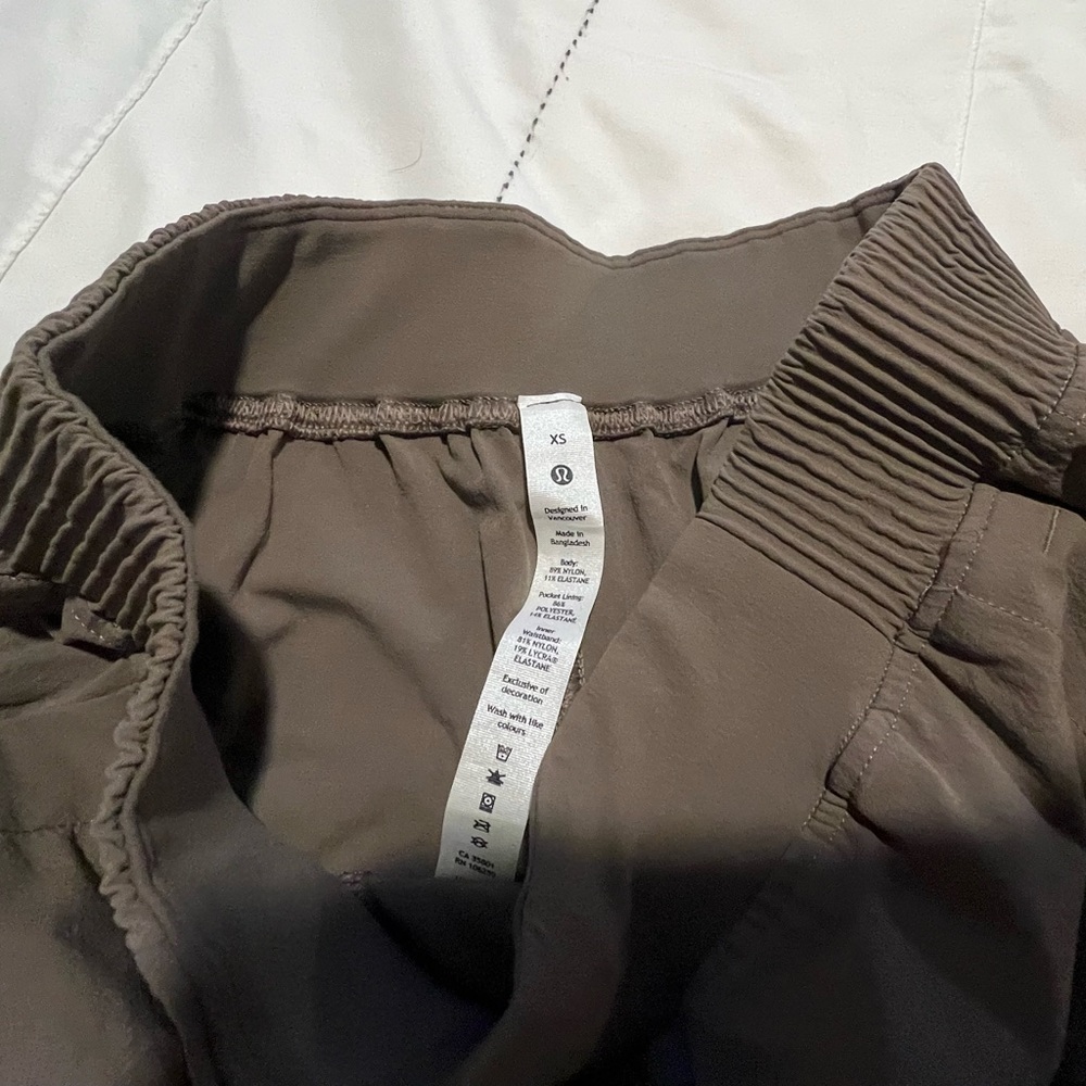 Lululemon XS Stretch-Woven Relaxed Fit High-Rise Short 4”